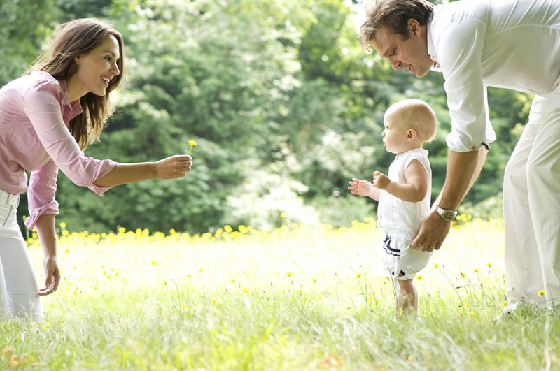 متى يبدأ الطفل بالمشي؟ وكيف يتعلم المشي؟